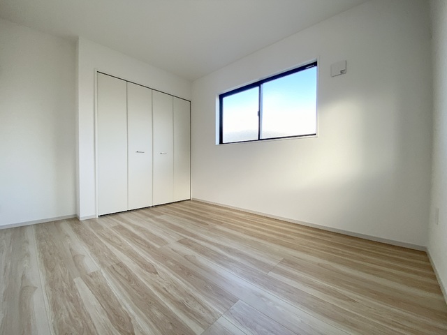 ～洋室～室内にいても、たっぷりの陽光と爽やかな風を感じられるお部屋です！ご家族と穏やかに過ごす、心地の良い時間が流れます♪