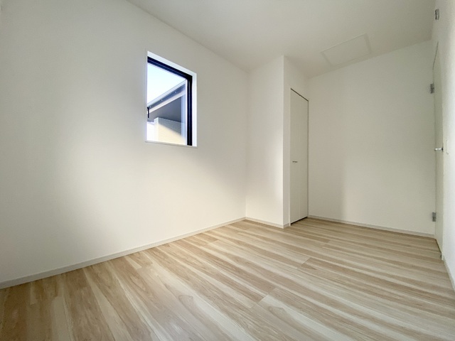 ～洋室～足元から木の温もりが優しく伝わってくるフローリングのお部屋です♪素足で歩いても心地よく、リラックスした時間を過ごせそうですね！