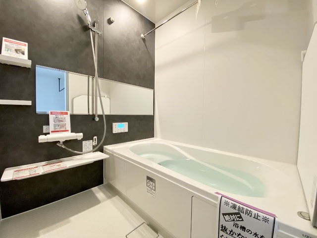 ～バスルーム～浴室の床は、乾きやすく、滑りにくい素材を採用！水はけが良いので、カビの発生を抑えられ、毎日のお掃除もグッと楽になりますよ♪
