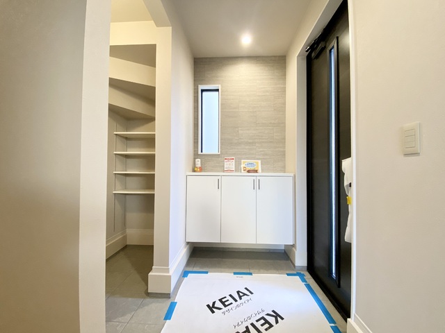 ～玄関～住まう人も、訪れるお客様も、入った時にワクワクさせてくれるオシャレな玄関！収納もたっぷりあるので、靴がたくさんあっても安心♪気持ちの良い一日の始まりはここから！