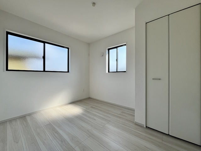 ～洋室～室内にいても、たっぷりの陽光と爽やかな風を感じられるお部屋です！ご家族と穏やかに過ごす、心地の良い時間が流れます♪
