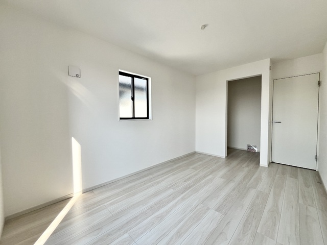 ～洋室～足元から木の温もりが優しく伝わってくるフローリングのお部屋です♪素足で歩いても心地よく、リラックスした時間を過ごせそうですね！