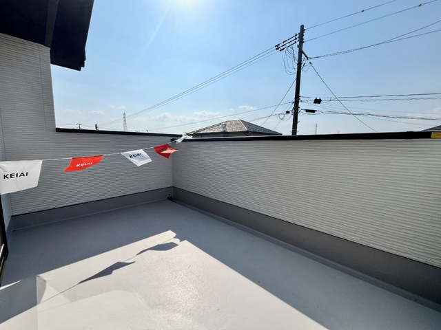 ～バルコニー～屋根付きで急な雨や雪でも安心のバルコニー♪一部屋お得な空間です◎