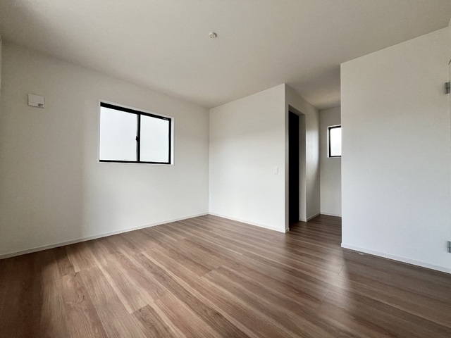 ～洋室～足元から木の温もりが優しく伝わってくるフローリングのお部屋です♪素足で歩いても心地よく、リラックスした時間を過ごせそうですね！