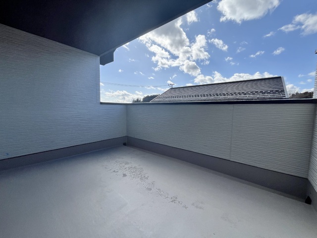 ～バルコニー～屋根付きで急な雨や雪でも安心のバルコニー♪一部屋お得な空間です◎