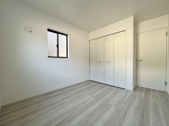 ～洋室～室内にいても、たっぷりの陽光と爽やかな風を感じられるお部屋です！ご家族と穏やかに過ごす、心地の良い時間が流れます♪