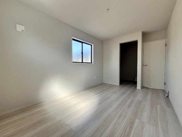 ～洋室～足元から木の温もりが優しく伝わってくるフローリングのお部屋です♪素足で歩いても心地よく、リラックスした時間を過ごせそうですね！