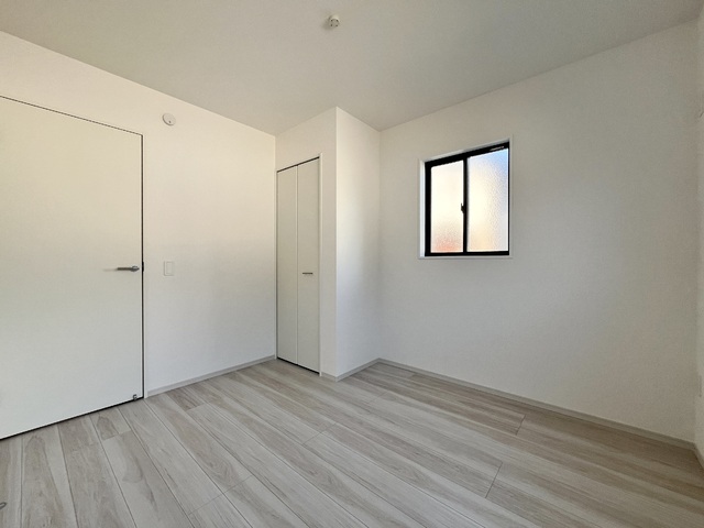 ～洋室～荷物が増えても安心！全室にクローゼットが付いています◎シンプルなお部屋で模様替えも楽しめそうですね♪