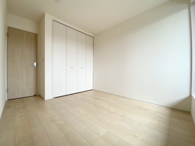 ～洋室～
主寝室におすすめの1番広い洋室です！バルコニー隣接で室内は明るく居心地が良いです♪