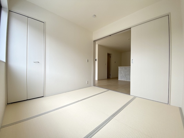 ～和室～
すぐにゴロンと横になれる和室は、ご家族みんなが「ほっ」と一息つける空間です♪お子様のお昼寝や、ちょっとした休憩にもピッタリですね！