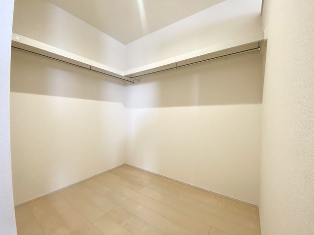 ～ウォークインクローゼット～
収納力があるウォークインクローゼットは衣類や季節物家電など幅広く収納！整理整頓の強い味方です♪