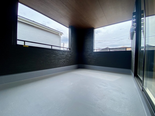 ～バルコニー～
屋根付きバルコニーなので突然の雨や雪も安心！椅子やテーブルを置いてちょっとしたプライベート空間にも♪