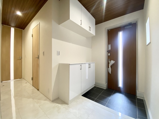 ～玄関～
住まう人も、訪れるお客様も、入った時にワクワクさせてくれるオシャレな玄関！収納もたっぷりあるので、靴がたくさんあっても安心♪気持ちの良い一日の始まりはここから！