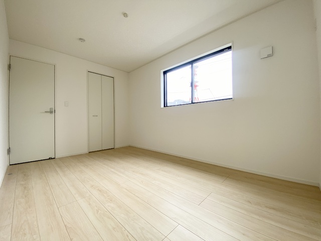 ～洋室～
白いクロスが明るさを演出してくれる洋室。この部屋にはウォークインクローゼットがあるので収納力もUP！