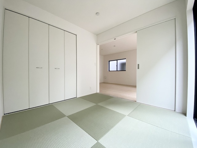 ～和室～
ついついゴロンと寝転びたくなる和室は居間や寝室にもなり、汎用性の高さや畳の機能性を活かした快適空間。