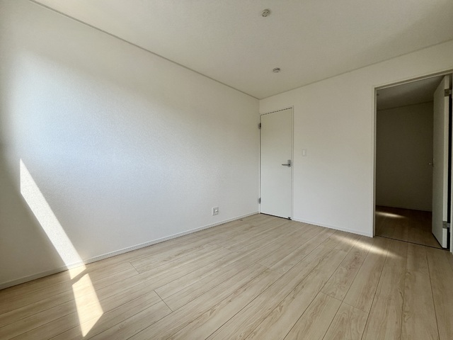 ～洋室～
白いクロスが明るさを演出してくれる洋室。この部屋にはサービスルームが付いています！