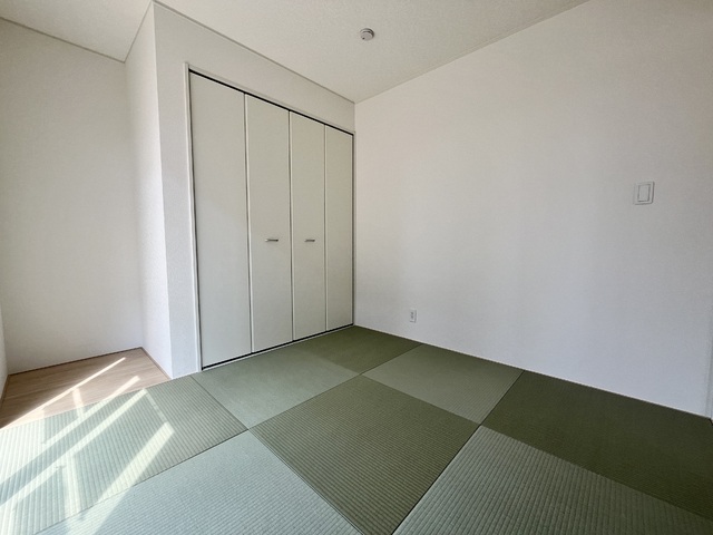 ～和室～
ついついゴロンと寝転びたくなる和室は居間や寝室にもなり、汎用性の高さや畳の機能性を活かした快適空間。