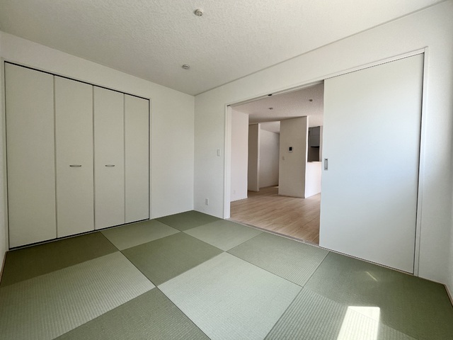 ～和室～
ついついゴロンと寝転びたくなる和室は居間や寝室にもなり、汎用性の高さや畳の機能性を活かした快適空間。