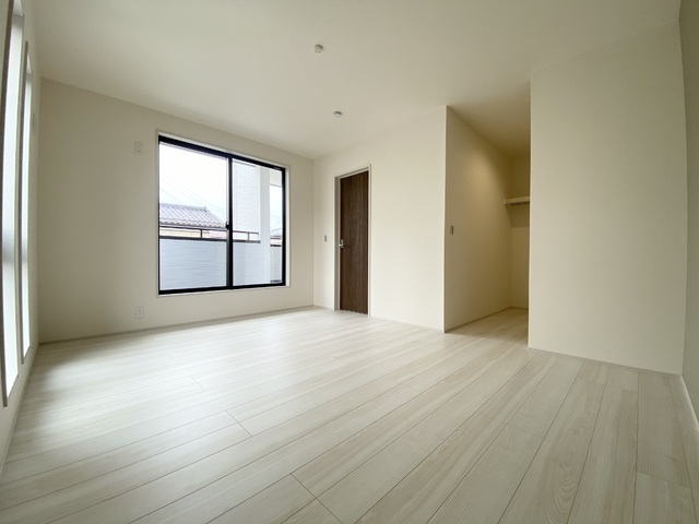 ～洋室～
このお部屋にはウォークインクローゼットが付いています。
主寝室として最適なゆとりある広さとバルコニー隣接で明るい住空間が魅力。