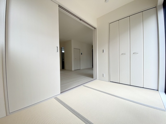 ～和室～
すぐにゴロンと横になれる和室は、ご家族みんなが「ほっ」と一息つける空間です♪お子様のお昼寝や、ちょっとした休憩にもピッタリですね！