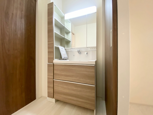 ～洗面～
使いやすさが考えられた三面鏡の洗面台！シャワー付き水栓で、洗面台でのシャンプーや毎日のボウル掃除にも大変便利ですね！