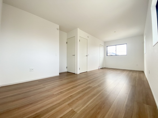～洋室～足元から木の温もりが優しく伝わってくるフローリングのお部屋です♪素足で歩いても心地よく、リラックスした時間を過ごせそうですね！