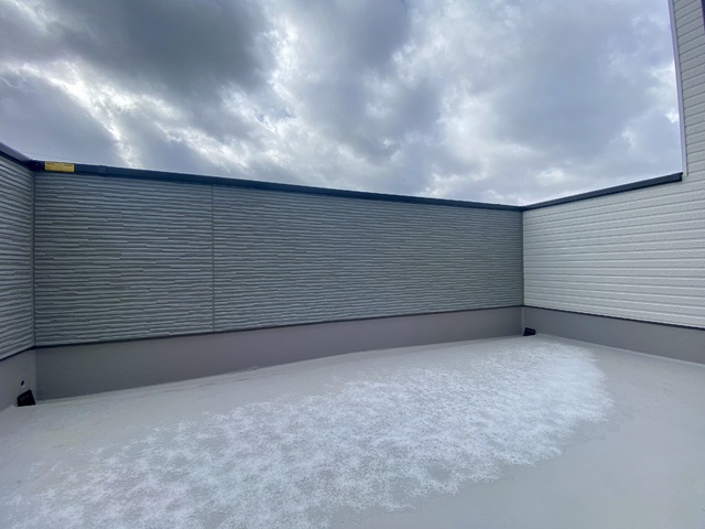 ～バルコニー～屋根付きで急な雨や雪でも安心のバルコニー♪一部屋お得な空間です◎