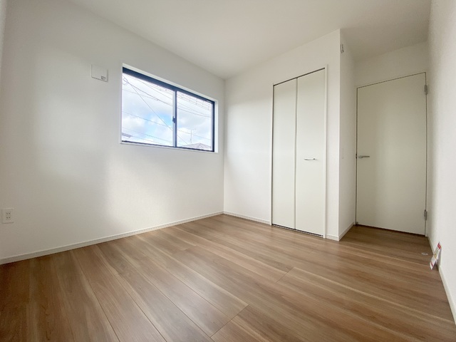 ～洋室～室内にいても、たっぷりの陽光と爽やかな風を感じられるお部屋です！ご家族と穏やかに過ごす、心地の良い時間が流れます♪