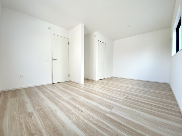 ～洋室～室内にいても、たっぷりの陽光と爽やかな風を感じられるお部屋です！ご家族と穏やかに過ごす、心地の良い時間が流れます♪