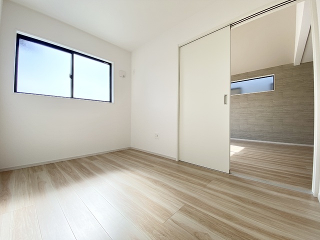 ～洋室～足元から木の温もりが優しく伝わってくるフローリングのお部屋です♪素足で歩いても心地よく、リラックスした時間を過ごせそうですね！