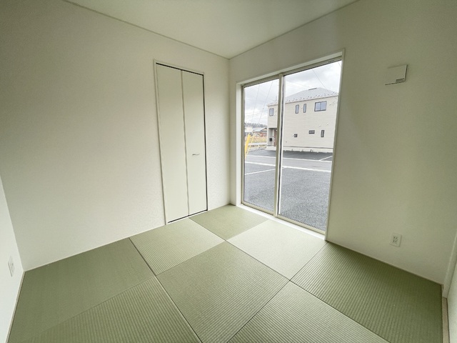 ～和室～
ついついゴロンと寝転びたくなる和室は居間や寝室にもなり、汎用性の高さや畳の機能性を活かした快適空間。