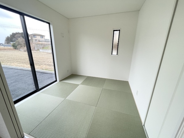 ～和室～
ついついゴロンと寝転びたくなる和室は居間や寝室にもなり、汎用性の高さや畳の機能性を活かした快適空間。
