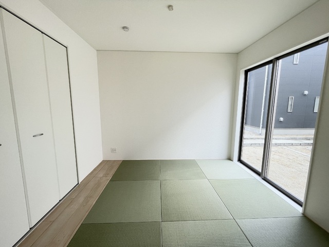 ～和室～
ついついゴロンと寝転びたくなる和室は居間や寝室にもなり、汎用性の高さや畳の機能性を活かした快適空間。
