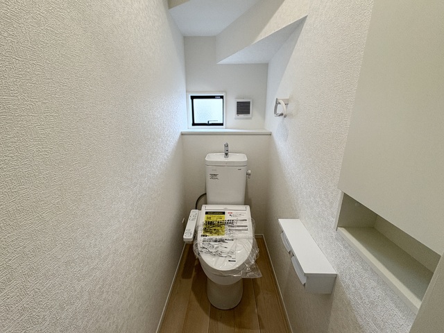 ～トイレ～
1階・2階にウォシュレット機能付きトイレを完備！2ヶ所あると混雑する朝は助かります。