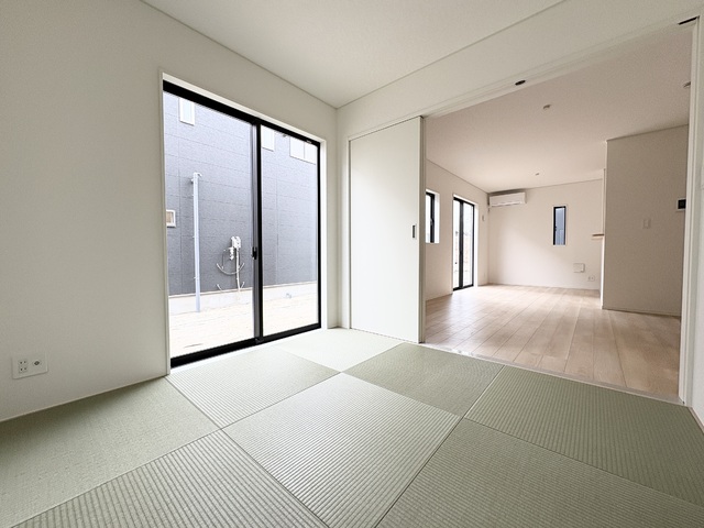 ～和室～
ついついゴロンと寝転びたくなる和室は居間や寝室にもなり、汎用性の高さや畳の機能性を活かした快適空間。