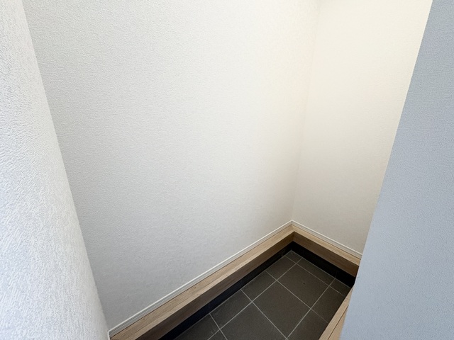 ～シューズクローク～
収納力のあるシューズクロークがあれば靴だけでなく、傘やベビーカーなども収納でき玄関周りがスッキリ！