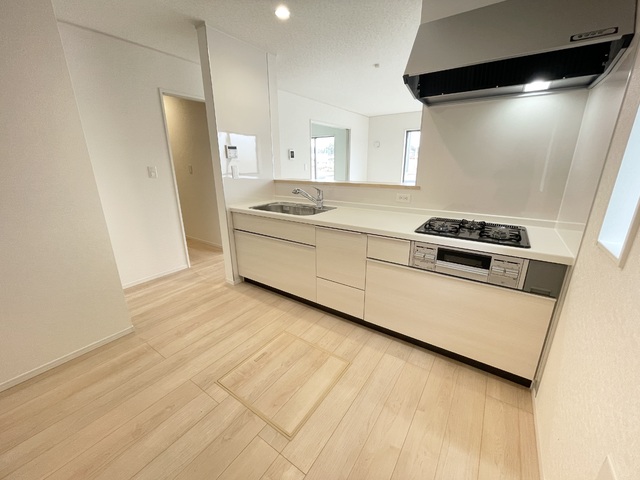～キッチン～
リビングにいるご家族と会話を楽しみながらお料理ができる対面キッチン！テレビを見ながら、お皿洗いや下ごしらえができるのも嬉しいですね♪