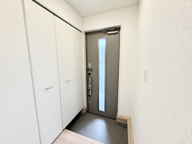 ～玄関～
収納もたっぷりあるので、靴がたくさんあっても安心♪気持ちの良い一日の始まりはここから！