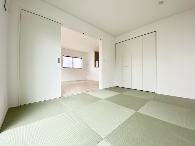 ～和室～
ついついゴロンと寝転びたくなる和室は居間や寝室にもなり、汎用性の高さや畳の機能性を活かした快適空間。