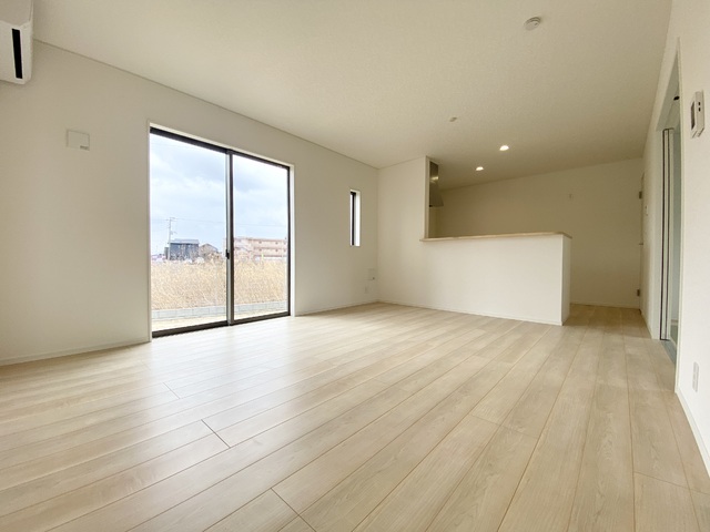 ～リビング～
おひさまの光をたっぷり取り込めるリビングで、休日をゆったり過ごしませんか？子供たちが元気に笑いながら走り回っても十分な広さの空間です！