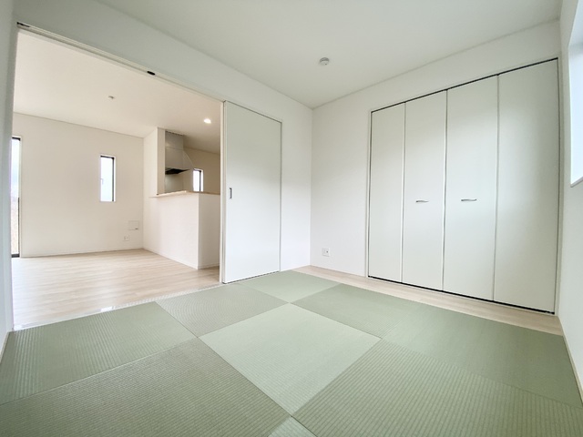 ～和室～
ついついゴロンと寝転びたくなる和室は居間や寝室にもなり、汎用性の高さや畳の機能性を活かした快適空間。