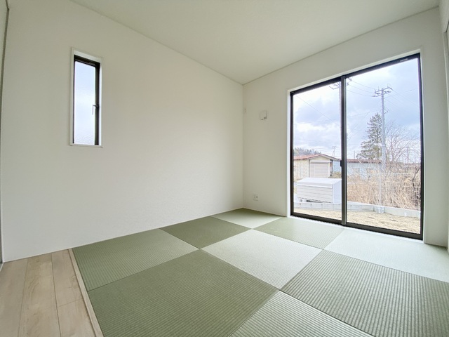 ～和室～
ついついゴロンと寝転びたくなる和室は居間や寝室にもなり、汎用性の高さや畳の機能性を活かした快適空間。
