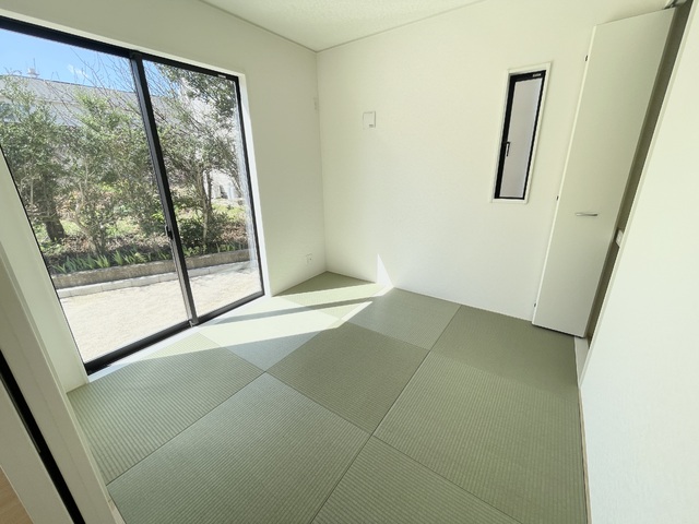 ～和室～
ついついゴロンと寝転びたくなる和室は居間や寝室にもなり、汎用性の高さや畳の機能性を活かした快適空間。