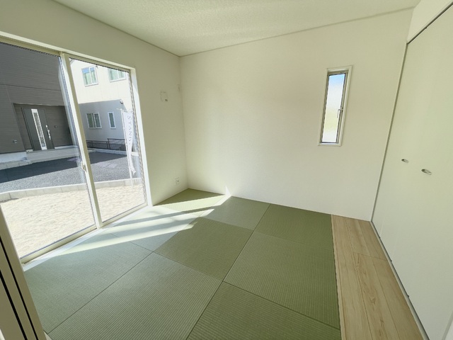 ～和室～
ついついゴロンと寝転びたくなる和室は居間や寝室にもなり、汎用性の高さや畳の機能性を活かした快適空間。