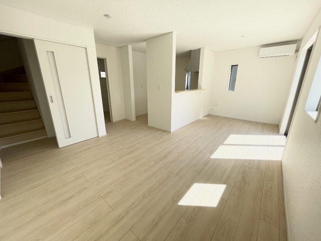 ～リビング～
おひさまの光をたっぷり取り込めるリビングで、休日をゆったり過ごしませんか？子供たちが元気に笑いながら走り回っても十分な広さの空間です！