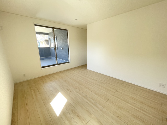 ～洋室～
バルコニー隣接の洋室は日が差し込みとても明るい空間です。クローゼットが付いています！