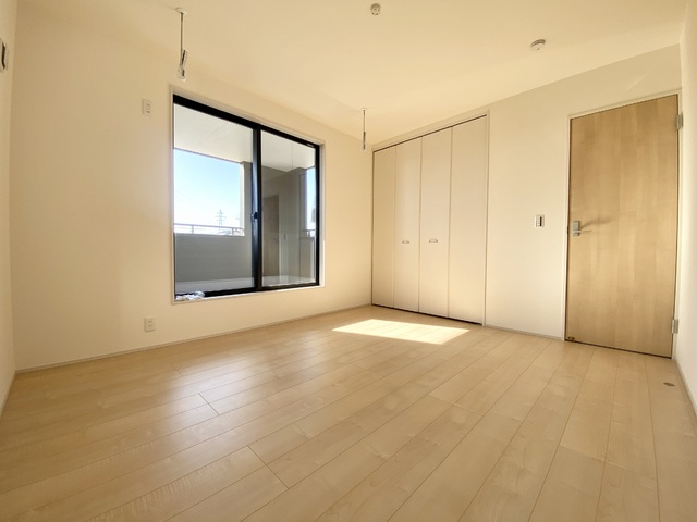 ～洋室～
このお部屋にはウォークインクローゼットが付いています。
主寝室として最適なゆとりある広さとバルコニー隣接で明るい住空間が魅力。