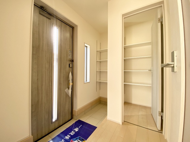 ～玄関～
ご家族全員の履物が全部しまえる、ワイドな玄関収納！お出かけ用の靴から、普段使いのスニーカーまで、スッキリ整理整頓できますね♪
