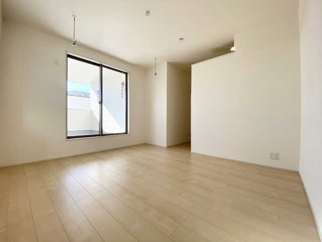 ～洋室～
このお部屋にはウォークインクローゼットが付いています。
主寝室として最適なゆとりある広さとバルコニー隣接で明るい住空間が魅力。
