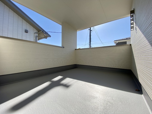 ～バルコニー～
インナーバルコニーなので突然の雨や雪でも屋根があるので安心！洗濯物も布団も干せる広々とした空間です。